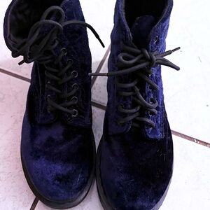 Dr. Martens 1460 Brocade Velvet boots in Blue
UK-39 USL-8 UK-6